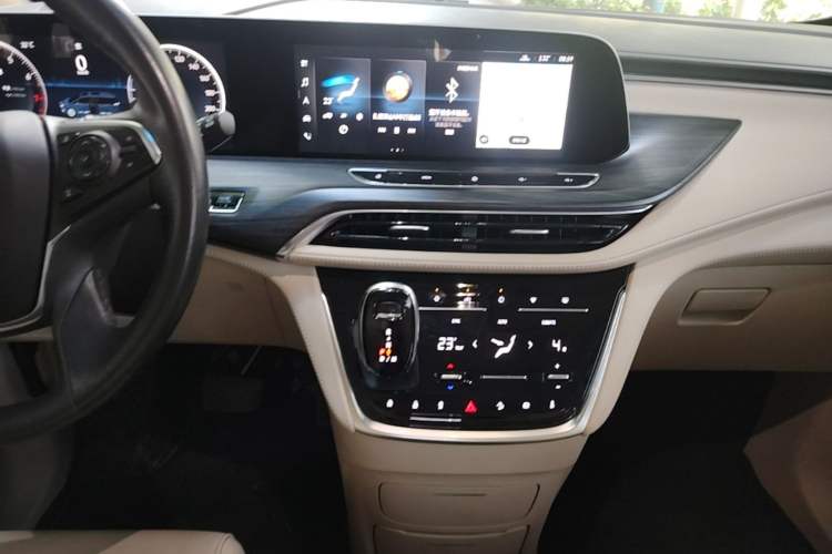 Used Buick GL8 2023 ES Lu Zun Deluxe Model Audio And AC Panel
