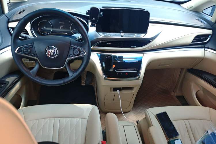 Used Buick GL8 2023 Facelifted Land Cruiser Executive Luxury Version Center Console
