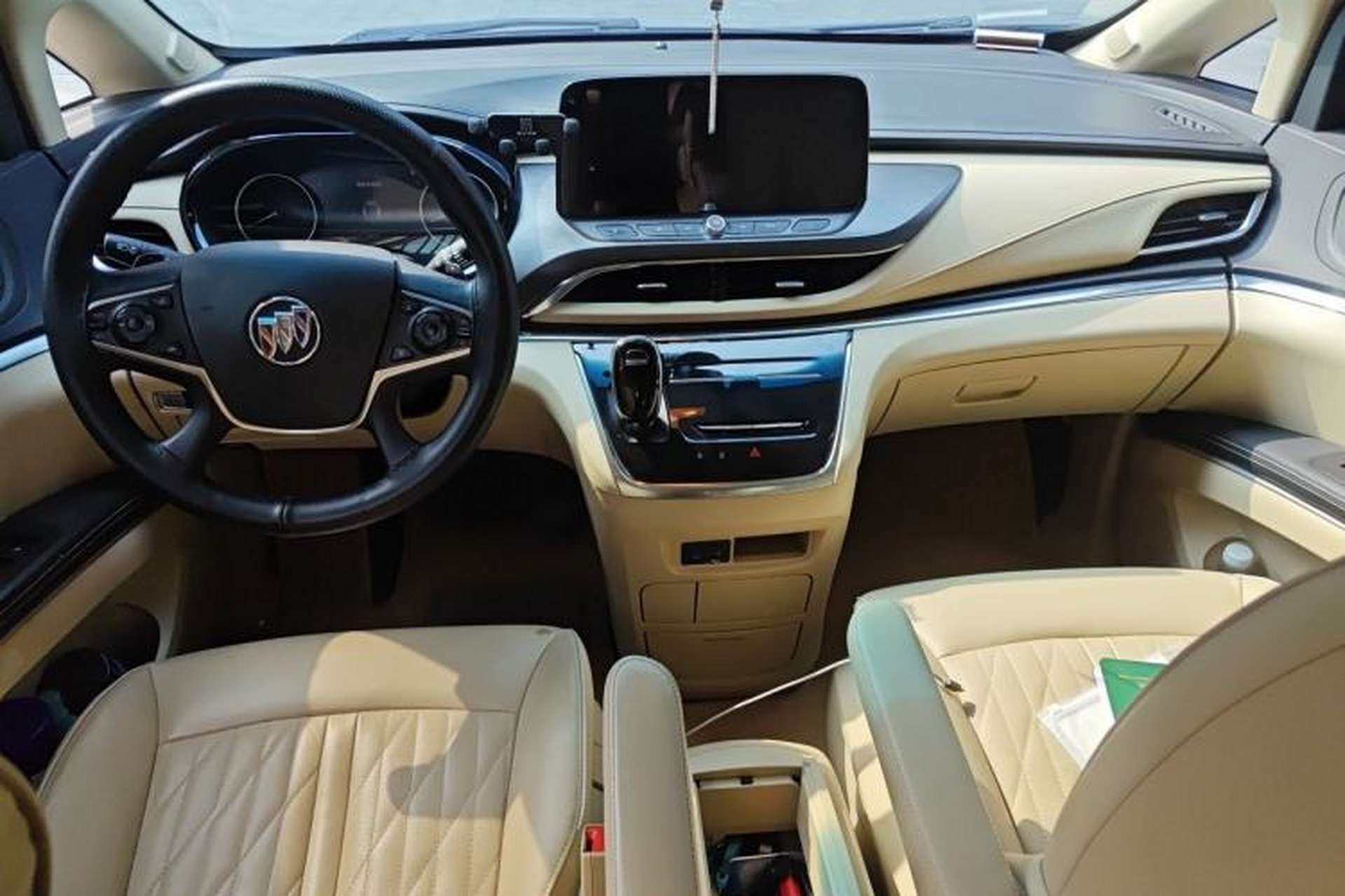 Used Buick GL8 2023 Facelifted Land Cruiser Executive Luxury Version Center Console