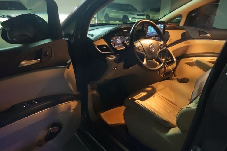 Used Buick GL8 2023 Facelifted Land Cruiser Executive Luxury Version Driver Seat