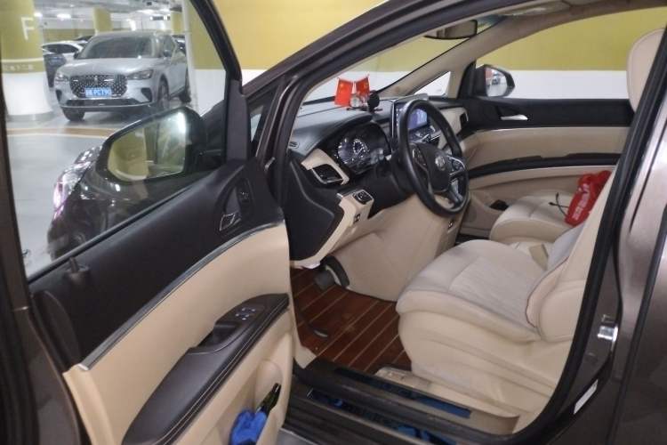 Used Buick GL8 2023 Facelifted Land Cruiser Executive Luxury Version Driver Seat