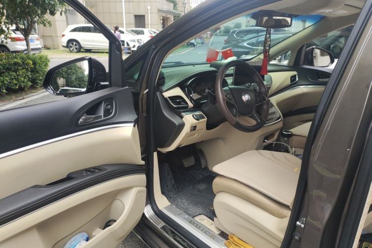 Used Buick GL8 2023 Facelifted Land Cruiser Executive Luxury Version Driver Seat