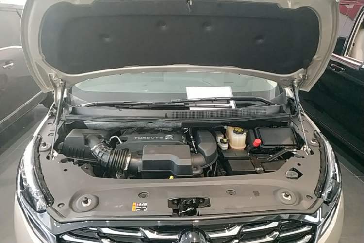 Used Buick GL8 2023 ES Lu Zun Deluxe Model Engine Bay