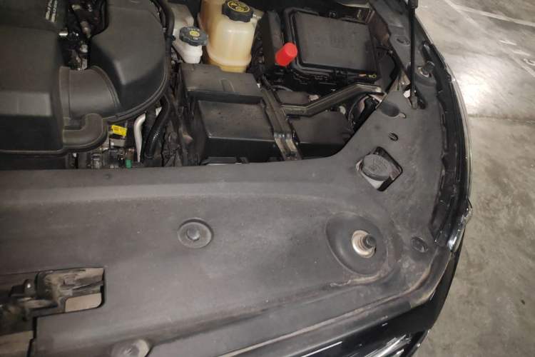 Used Buick GL8 2023 ES Lu Zun Deluxe Model Engine Bay Left