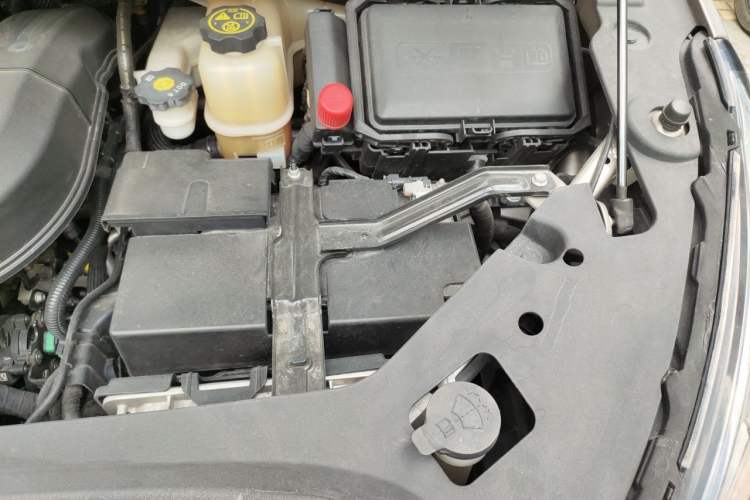 Used Buick GL8 2023 ES Lu Zun Deluxe and Yue Edition Engine Bay Left
