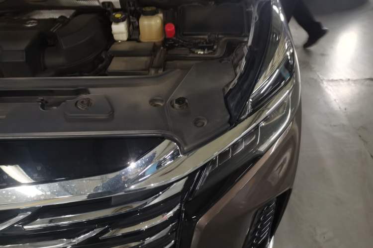 Used Buick GL8 2023 Land Executive Class Deluxe Model Engine Bay Left