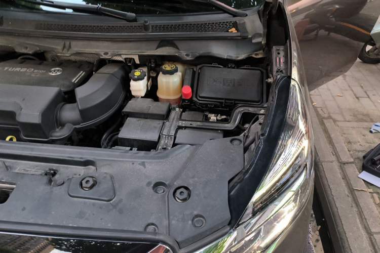 Used Buick GL8 2023 Facelifted Land Cruiser Executive Luxury Version Engine Bay Left