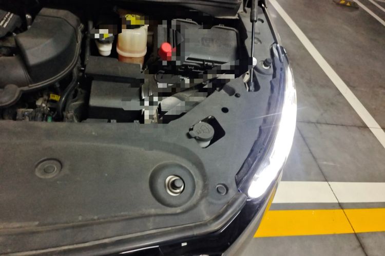 Used Buick GL8 2023 ES Lu Zun Deluxe Model Engine Bay Left