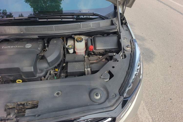 Used Buick GL8 2023 ES Lu Zun Luxury Model Engine Bay Left
