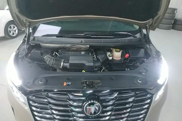 Used Buick GL8 2023 ES Lu Zun Deluxe Model Engine Bay