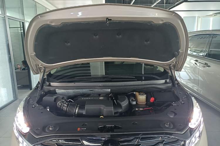 Used Buick GL8 2023 ES Lu Zun Comfort Model Engine Bay