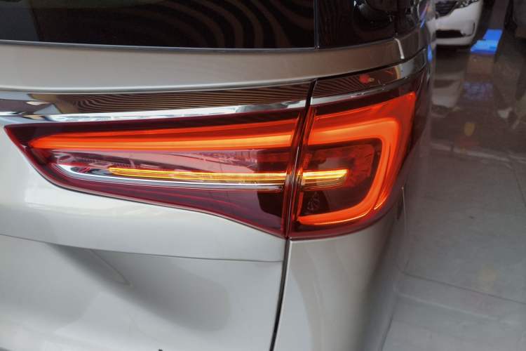 Used Buick GL8 2023 ES Lu Zun Deluxe Model Exterior 3
