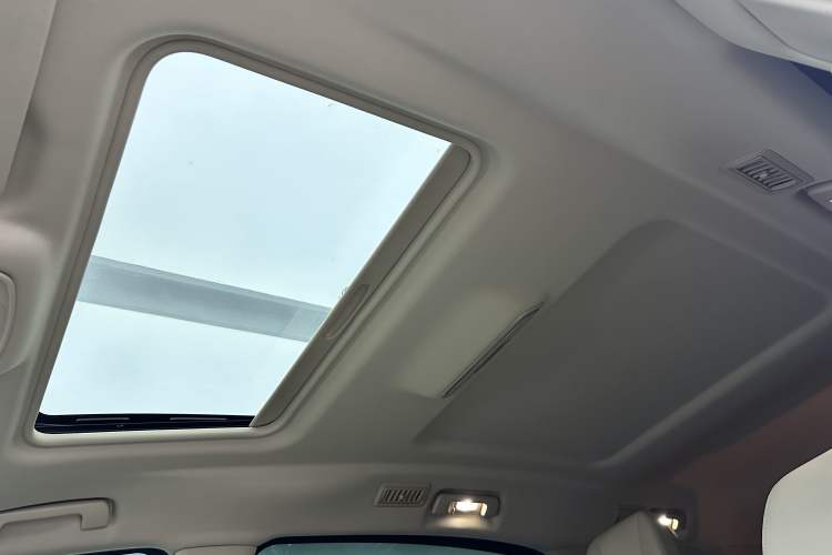 Used Buick GL8 2023 ES Lu Zun Deluxe Model Headliner