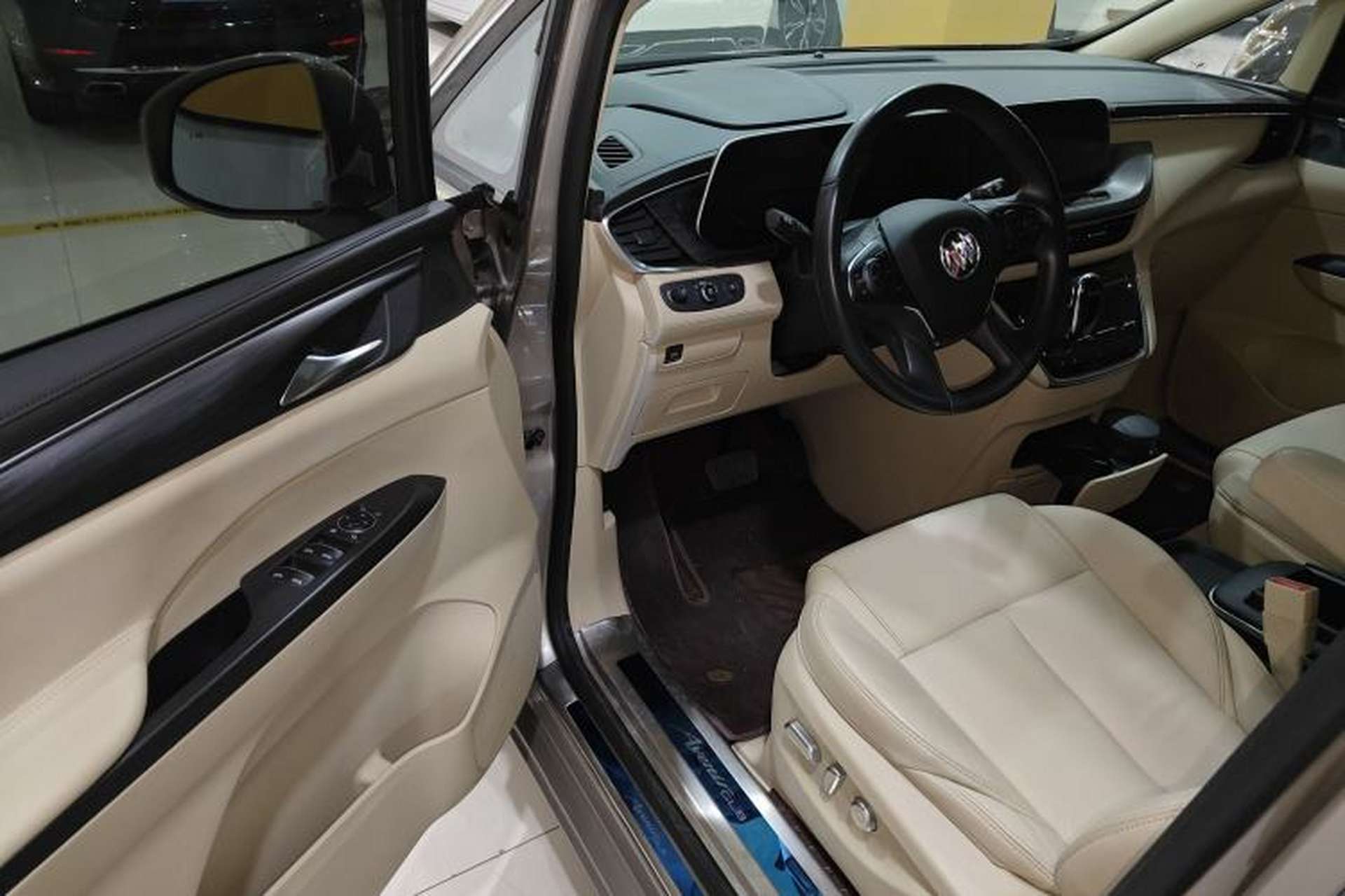Used Buick GL8 2023 ES Lu Zun Deluxe Model Interior 3