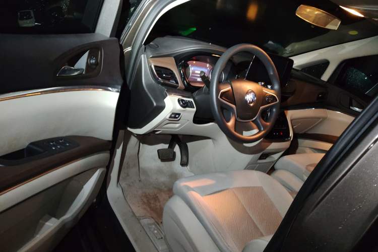 Used Buick GL8 2023 Land Executive Class Comfort Model Interior 3
