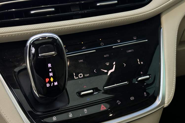 Used Buick GL8 2023 ES Lu Zun Deluxe Model Interior 5