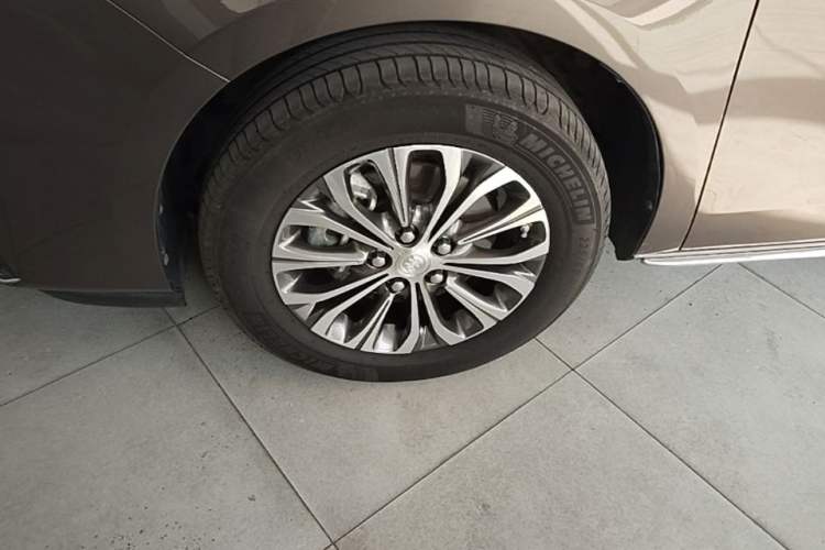 Used Buick GL8 2023 Facelifted Land Cruiser Executive Luxury Version Left Front Wheel Hub
