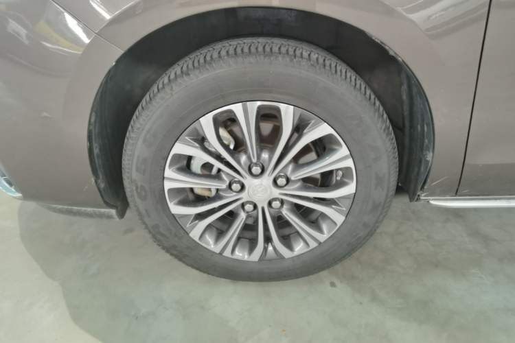 Used Buick GL8 2023 Facelifted Land Cruiser Executive Luxury Version Left Front Wheel Hub