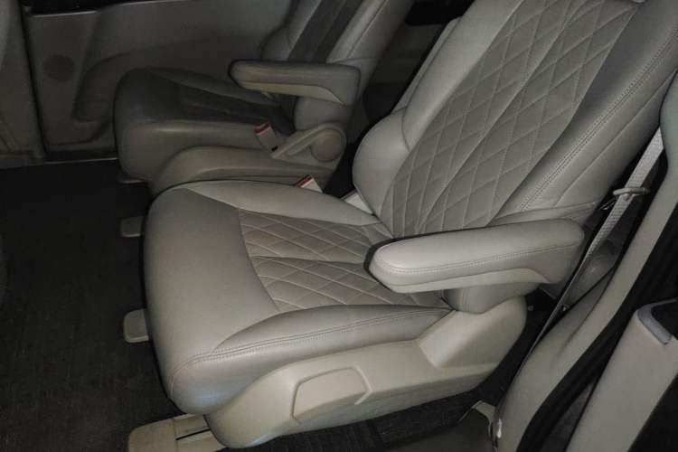 Used Buick GL8 2023 Land Executive Class Comfort Model Left Rear Seat
