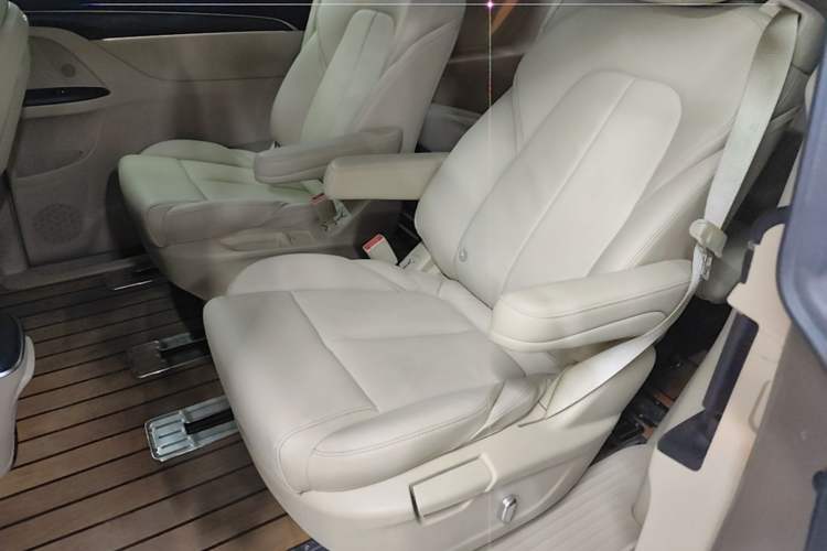 Used Buick GL8 2023 ES Lu Zun Deluxe Model Left Rear Seat