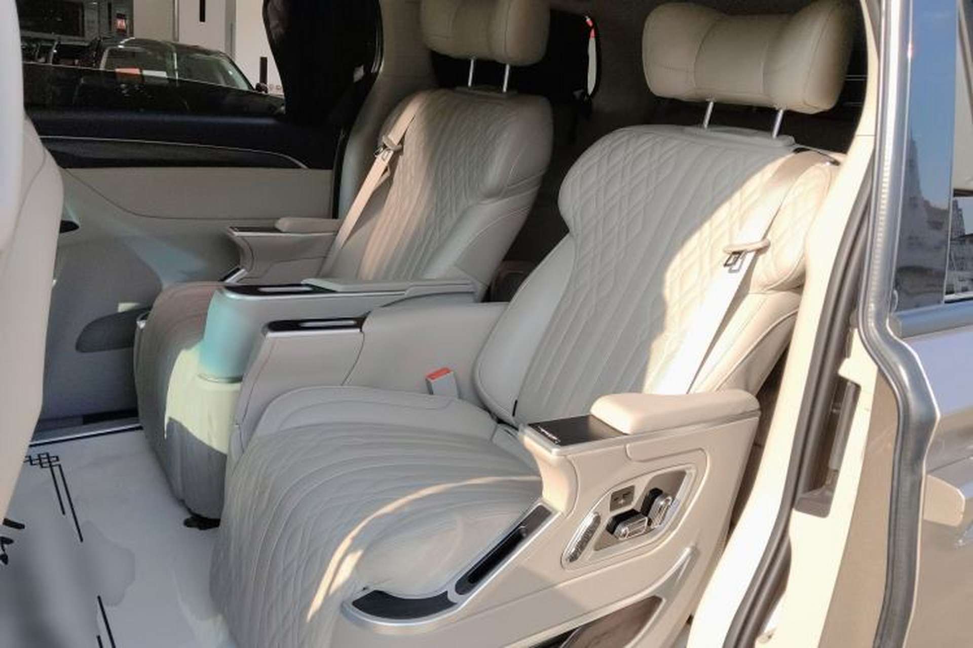 Used Buick GL8 2023 ES Lu Zun Comfort Model Left Rear Seat