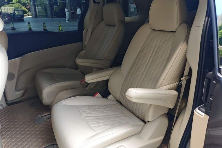 Used Buick GL8 2023 Facelifted Land Cruiser Executive Luxury Version Left Rear Seat