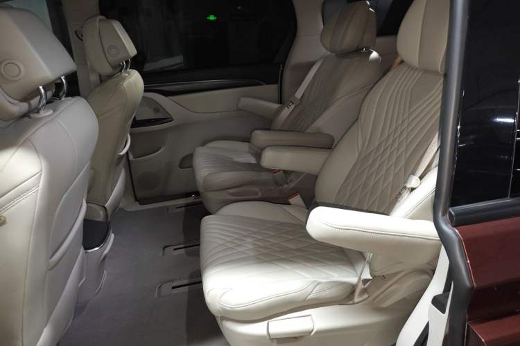 Used Buick GL8 2023 ES Lu Zun Comfort Model Left Rear Seat