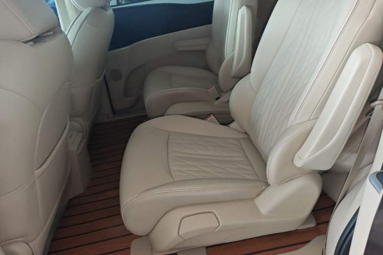 Used Buick GL8 2023 Facelifted Land Cruiser Executive Luxury Version Left Rear Seat