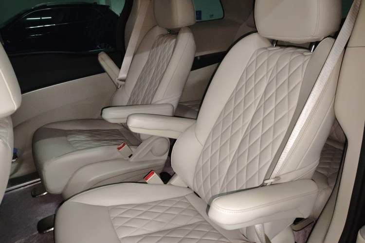 Used Buick GL8 2023 Land Executive Class Comfort Model Left Rear Seat