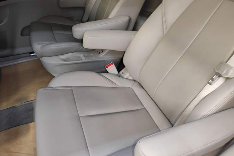 Used Buick GL8 2023 ES Lu Zun Comfort Model Left Rear Seat