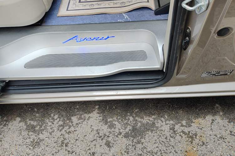 Used Buick GL8 2023 ES Lu Zun Comfort Model Left Side Sill