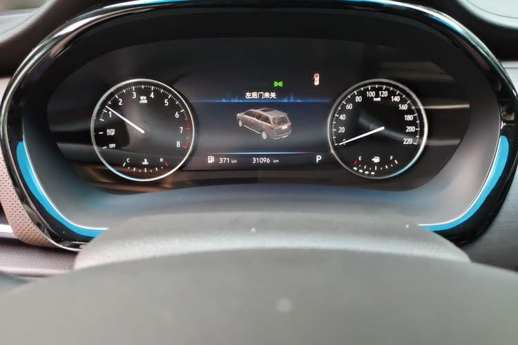 Used Buick GL8 2023 Land Executive Class Comfort Model Odometer Close Up