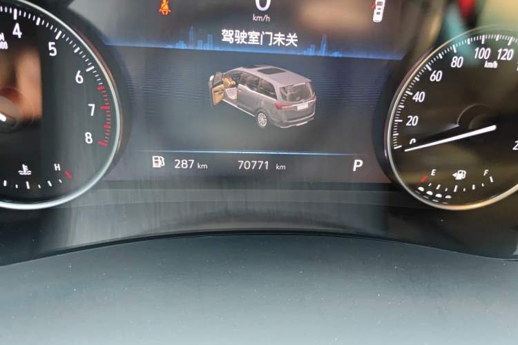 Used Buick GL8 2023 Facelifted Land Cruiser Executive Luxury Version Odometer Close Up
