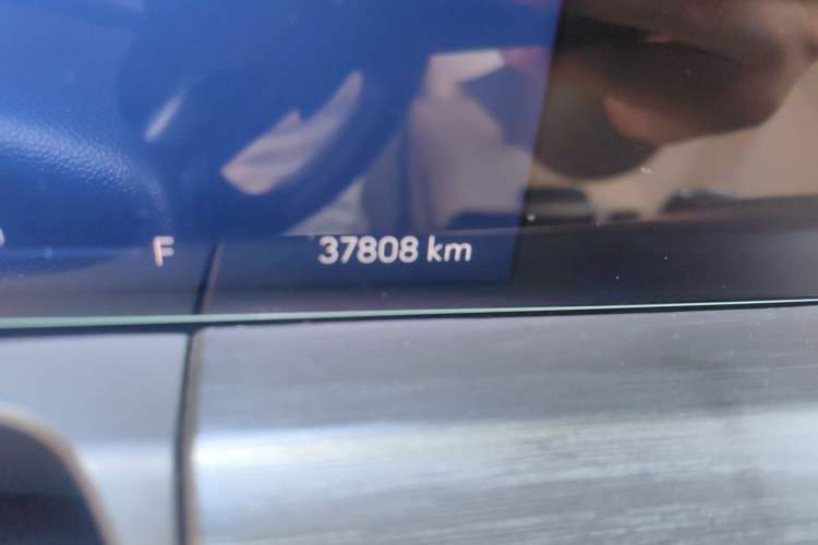 Used Buick GL8 2023 ES Lu Zun Deluxe Model Odometer Close Up