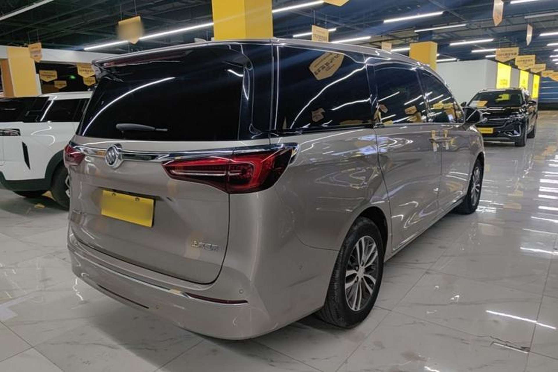 Used Buick GL8 2023 ES Lu Zun Deluxe Model Rear Right 45 Deg