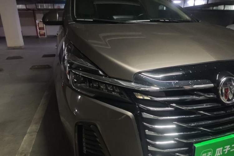 Used Buick GL8 2023 Facelifted Land Cruiser Executive Luxury Version Right Front Headlight