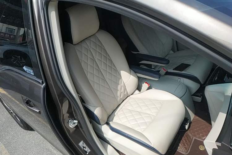 Used Buick GL8 2023 Land Executive Class Comfort Model Right Front Seat