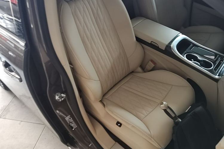Used Buick GL8 2023 Facelifted Land Cruiser Executive Luxury Version Right Front Seat