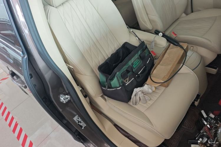 Used Buick GL8 2023 Facelifted Land Cruiser Executive Luxury Version Right Front Seat