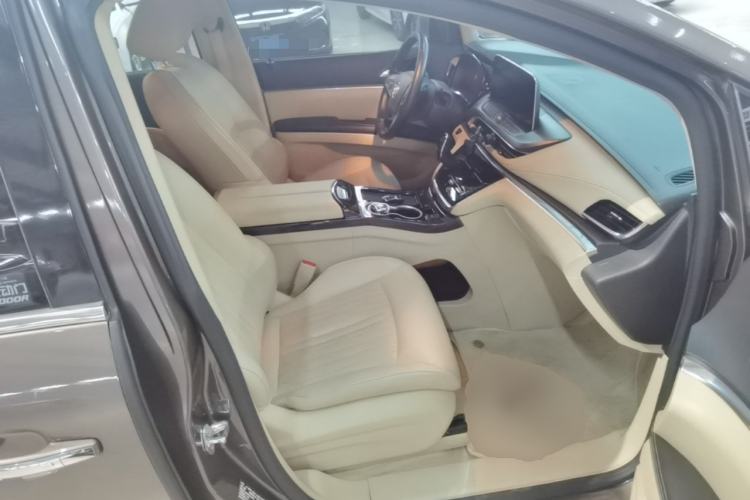 Used Buick GL8 2023 Facelifted Land Cruiser Executive Luxury Version Right Front Seat