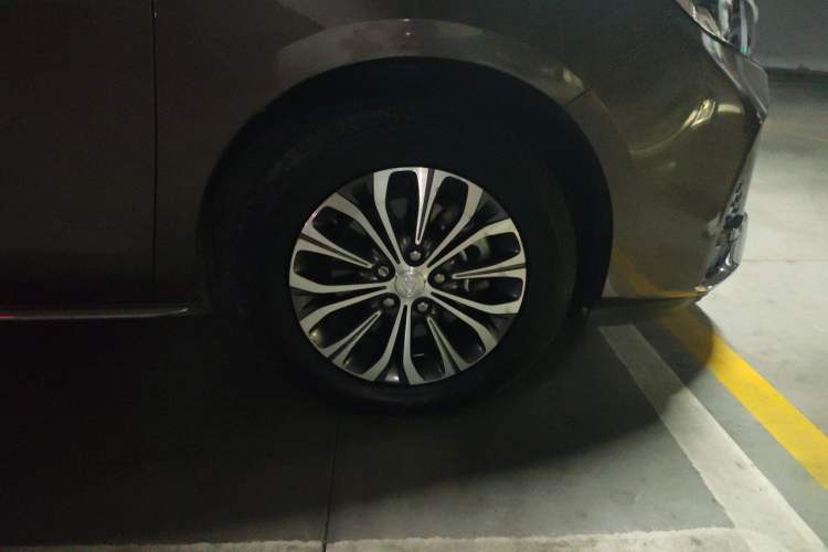 Used Buick GL8 2023 Facelifted Land Cruiser Executive Luxury Version Right Front Wheel Hub