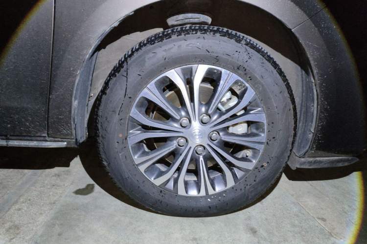 Used Buick GL8 2023 Facelifted Land Cruiser Executive Luxury Version Right Front Wheel Hub