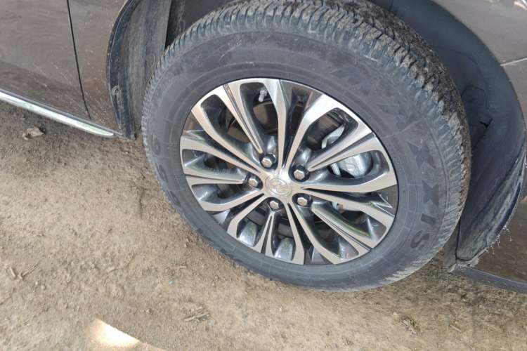 Used Buick GL8 2023 Facelifted Land Cruiser Executive Luxury Version Right Front Wheel Hub