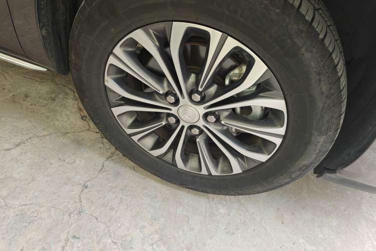 Used Buick GL8 2023 Land Executive Class Comfort Model Right Front Wheel Hub