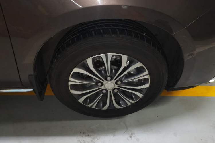 Used Buick GL8 2023 Land Executive Class Deluxe Model Right Front Wheel Hub