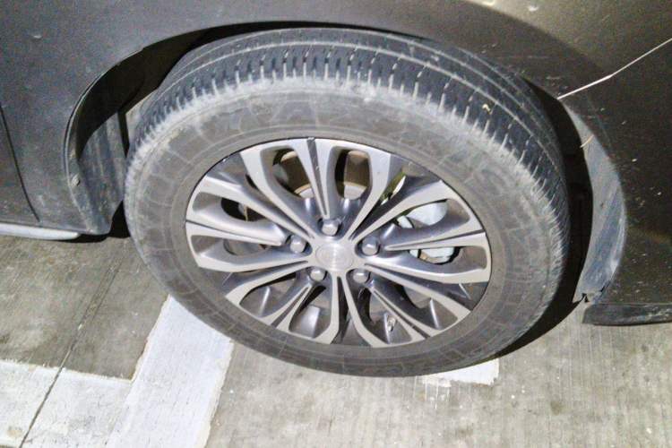 Used Buick GL8 2023 Land Executive Class Comfort Model Right Front Wheel Hub