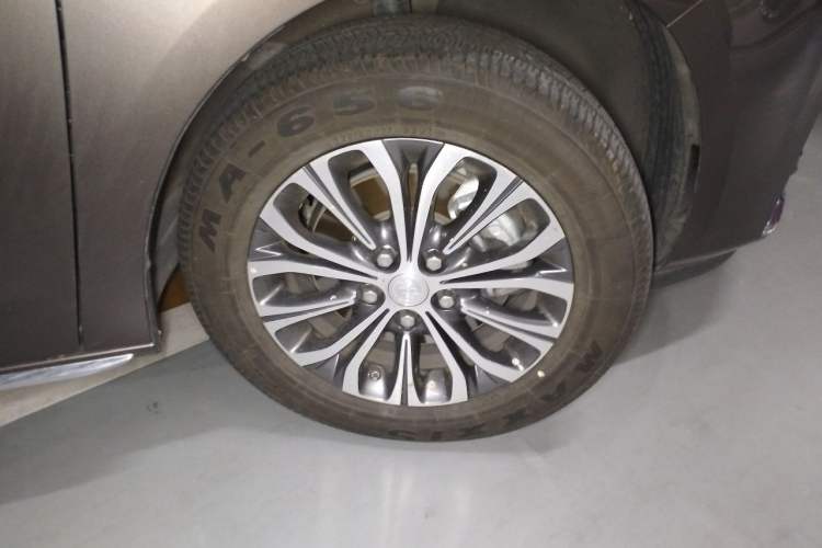 Used Buick GL8 2023 Facelifted Land Cruiser Executive Luxury Version Right Front Wheel Hub
