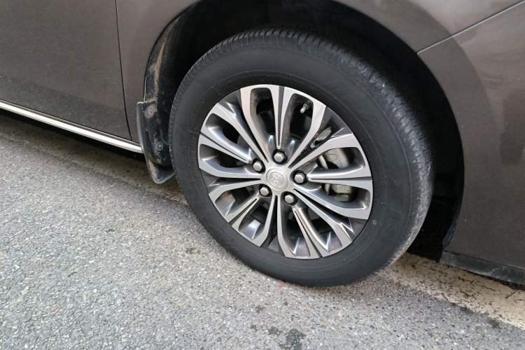 Used Buick GL8 2023 Facelifted Land Cruiser Executive Luxury Version Right Front Wheel Hub