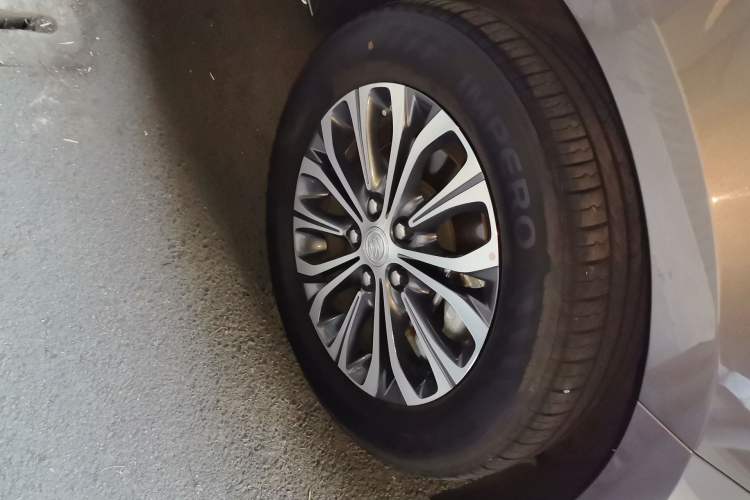 Used Buick GL8 2023 Land Executive Class Deluxe Model Right Front Wheel Hub