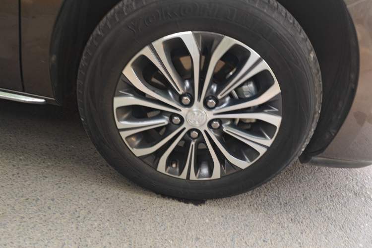 Used Buick GL8 2023 Land Executive Class 652T Luxury Model Right Front Wheel Hub